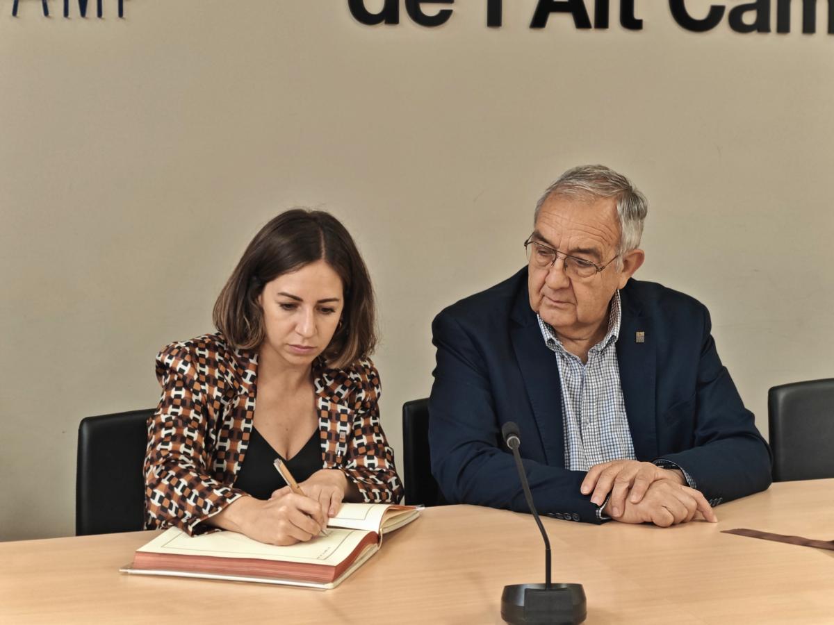 En la trobada, la delegada del Govern, Lucía López, ha signat al llibre de visites del Consell Comarcal de l'Alt Camp.
