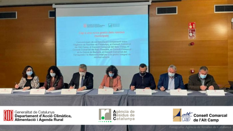 Moment de la signatura del conveni (Fotografia: Agència de Residus de Catalunya)